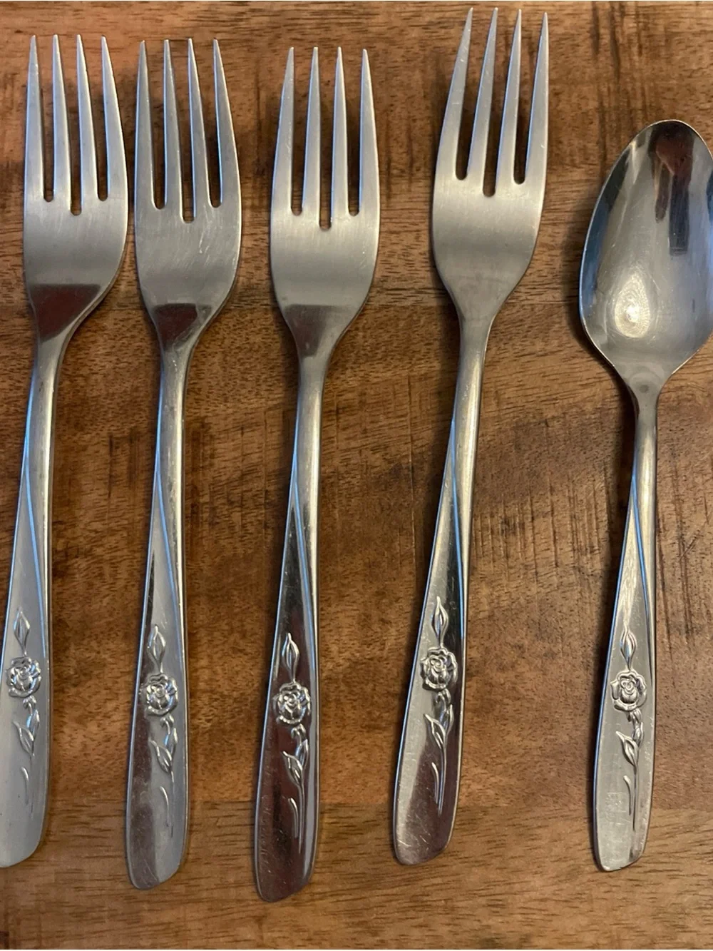 WM Rogers Sweet Briar Rose 17 Piece Flatware Set Forks Knives Spoons